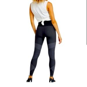 SPANX Seamless Moto Leggings in Very
Black size XS